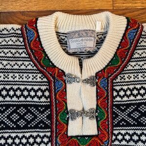 Vtg 100%wool norlender Nordic fair isle metal clasp women’s medium sweater. Euc
